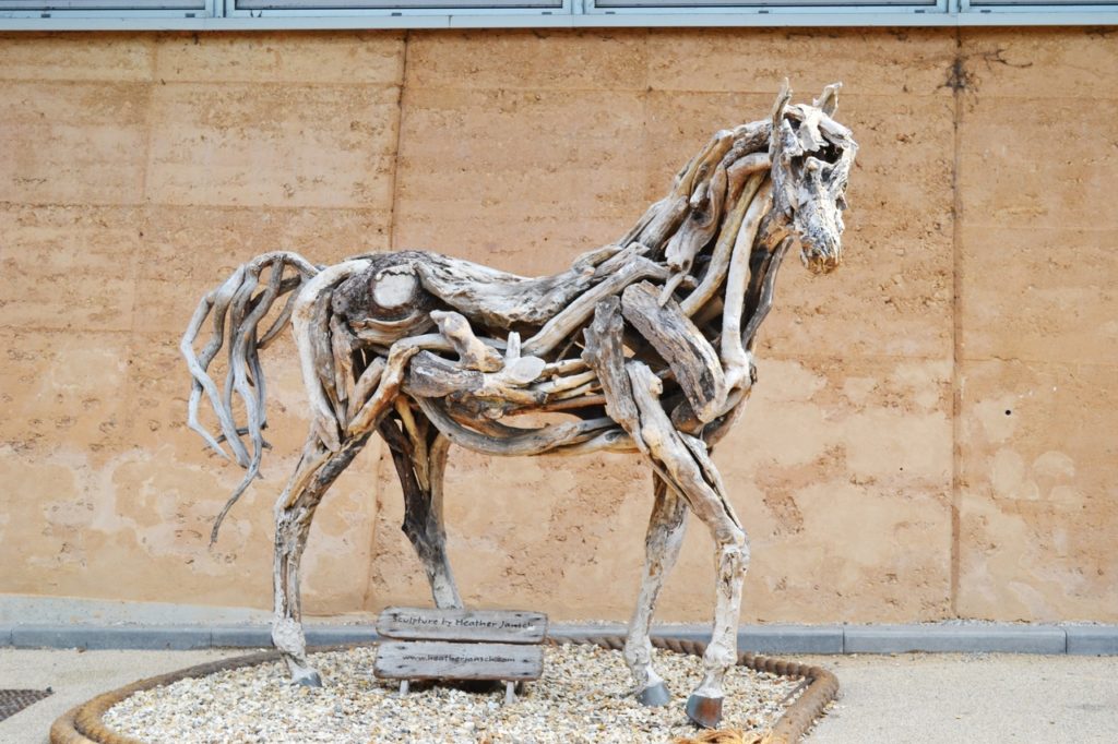 Скульптура лошади из дрифтвуда
