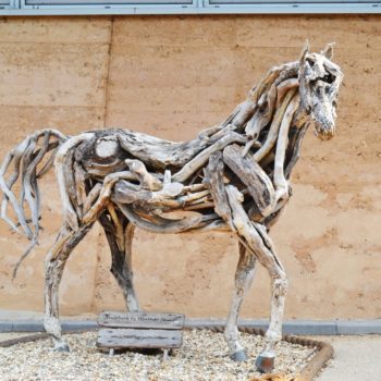 Скульптура лошади из дрифтвуда