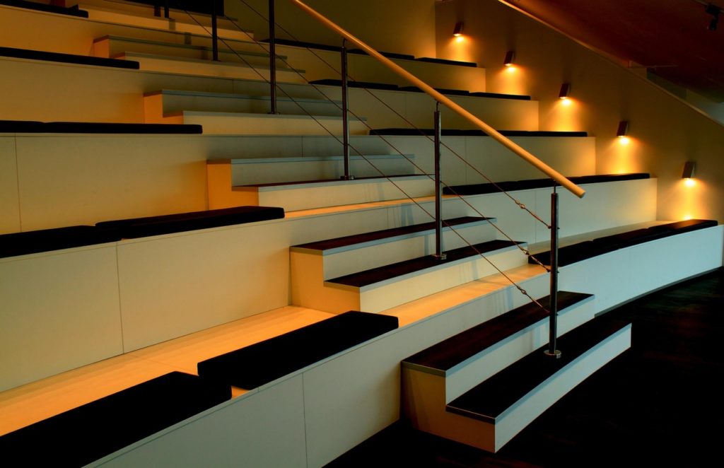 Варианты лестниц в каркасном доме: изысканная функциональность и стильная гармония