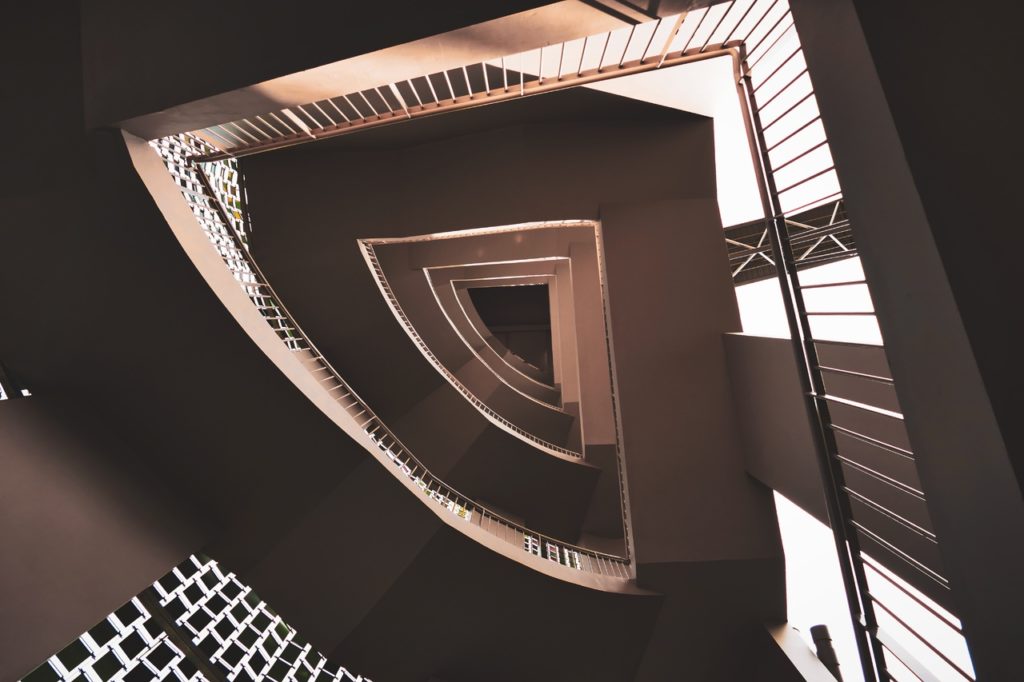 Варианты лестниц в каркасном доме: изысканная функциональность и стильная гармония